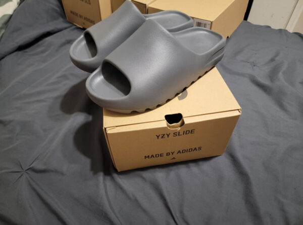 Yeezy Slides Pallets - Image 3